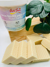 Load image into Gallery viewer, BASE NEUTRA PARA JABÓN 1 KG (2.2 lbs)