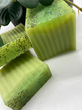 Load image into Gallery viewer, BASE NEUTRA PARA JABÓN 1 KG (2.2 lbs)